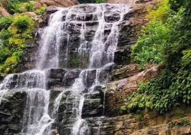 cataratas y poza en rio de costa rica