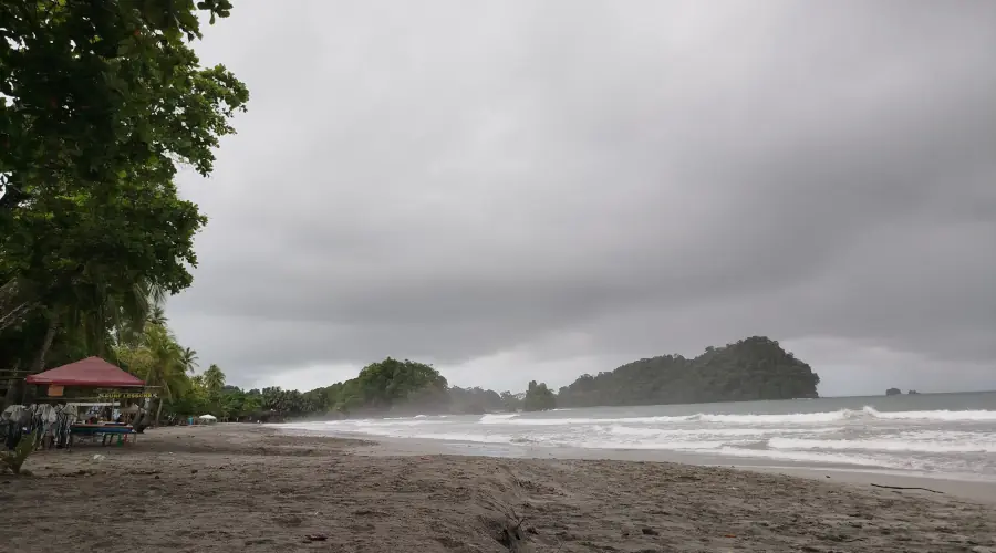 parque nacional cahuita en un dia nublado